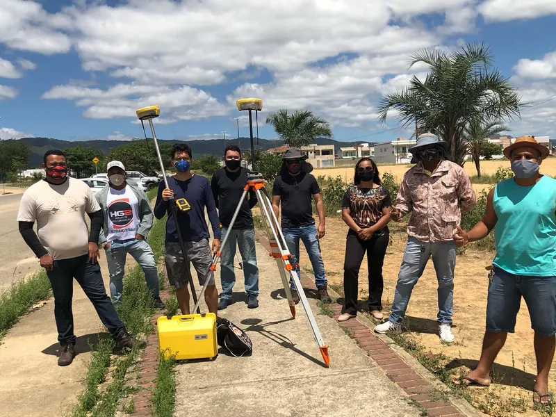Aula prática de georreferenciamento com receptores GNSS e tripés em campo