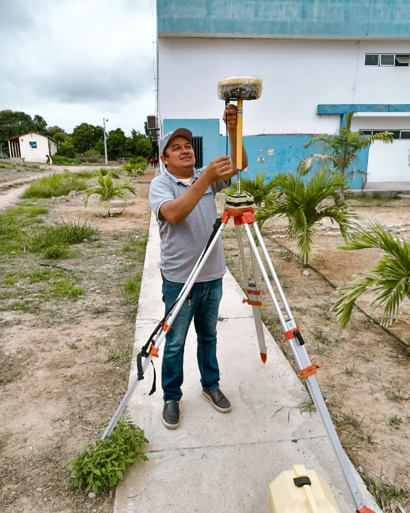 Receptor GNSS sobre tripé em aula prática de campo