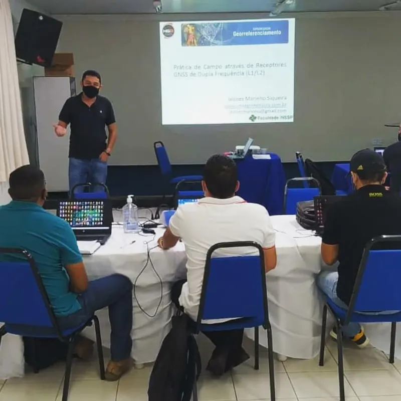 Aula de georreferenciamento em sala, com projeção de slides