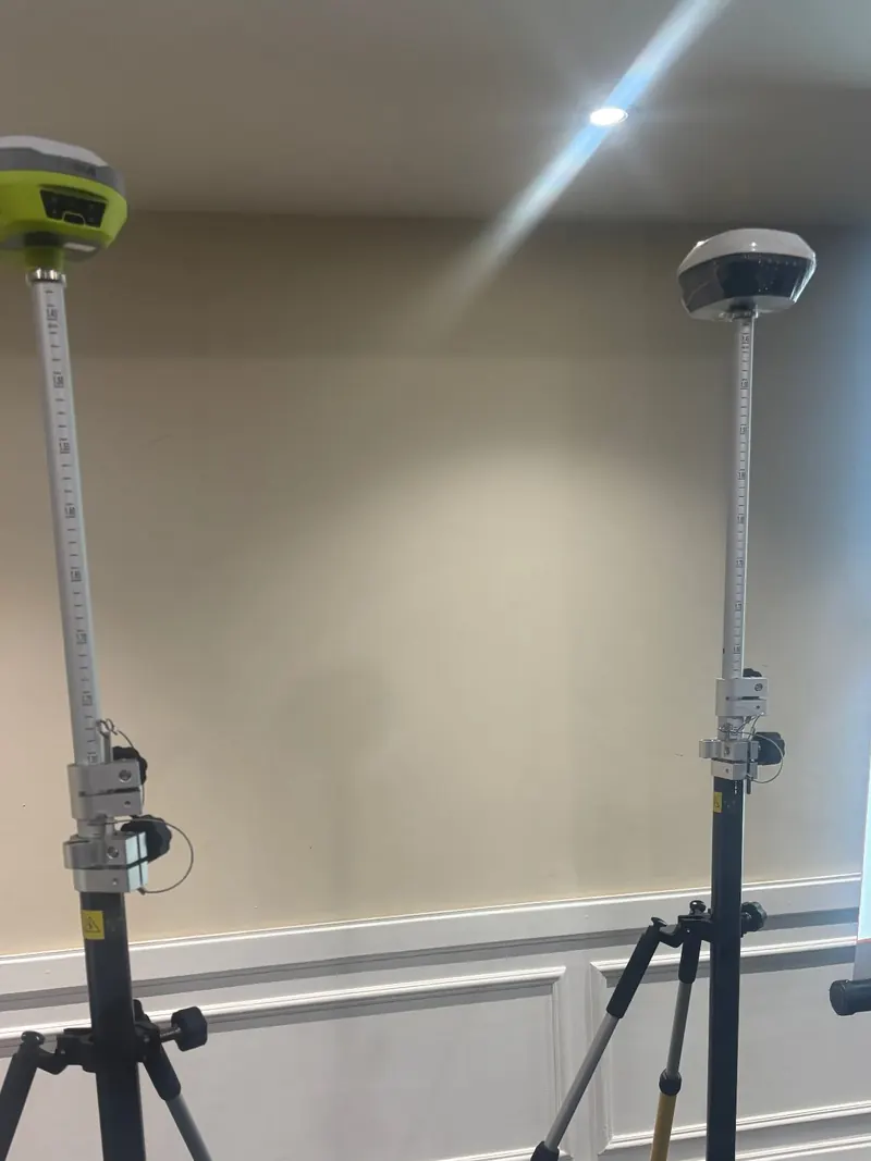 Receptores GNSS em tripés expostos no Encontro de Representantes Guandalini