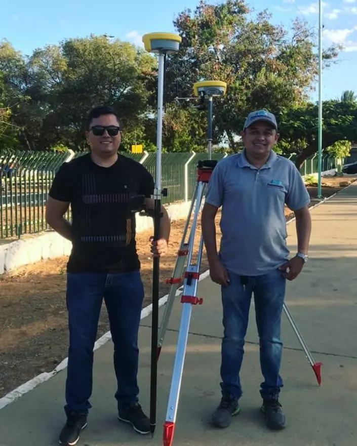 Entrega técnica de equipamentos GNSS com tripé e bastão