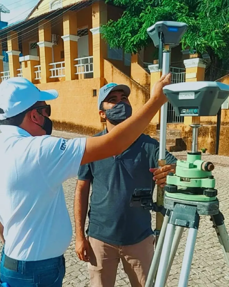 Configuração do receptor GNSS em tripé durante a entrega técnica