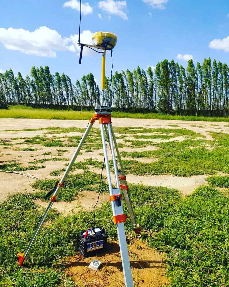 Receptor GNSS com rádio em tripé, em área aberta
