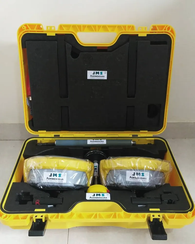 Kit GNSS para locação: dois receptores em maleta com a identificação da JMS Agrimensura