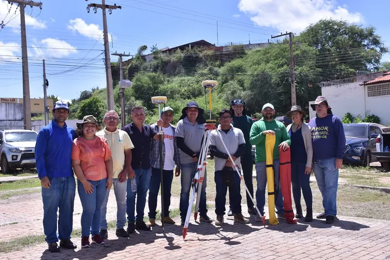 Turma de pós-graduação em aula prática com receptores GNSS